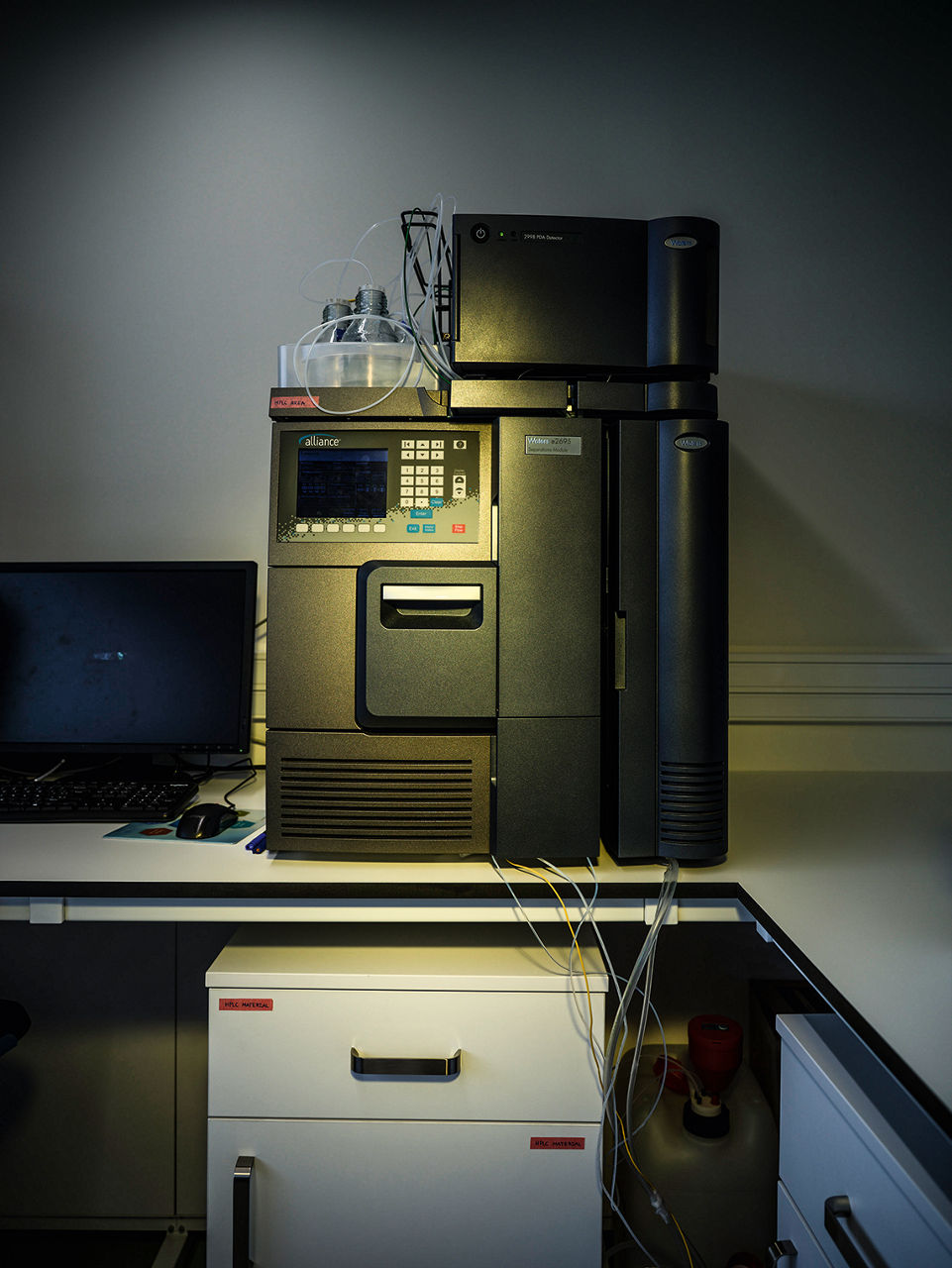 Ein  Chromatograf auf einem Tisch