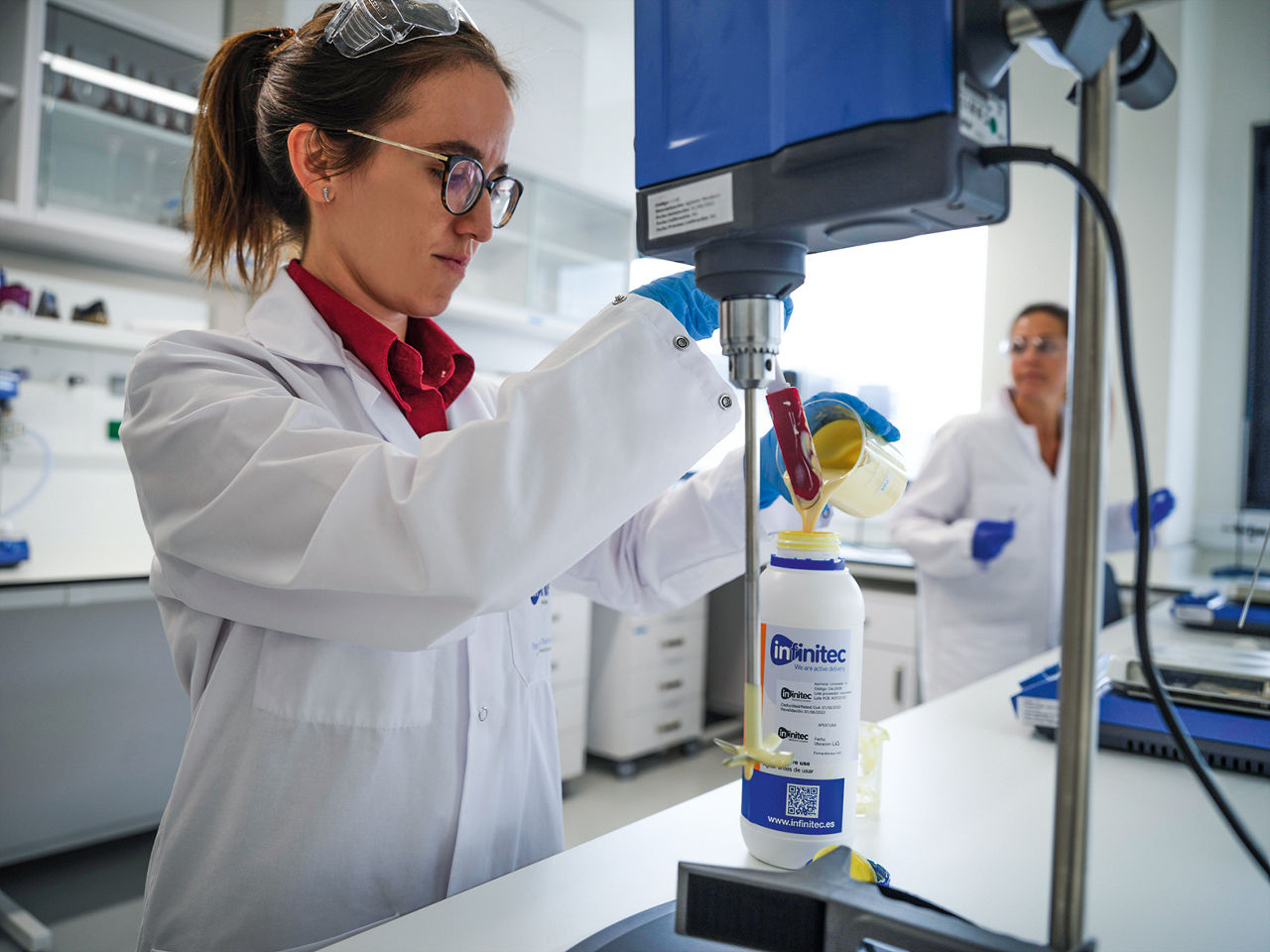 An Infinitec employee mixes ingredients for a drug delivery system.----Eine Infinitec-Mitarbeiterin mischt Zutaten für ein Wirkstoffträgersystem zusammen