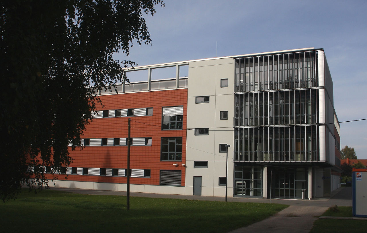 Ein rot-graues modernes dreistöckiges Gebäude.