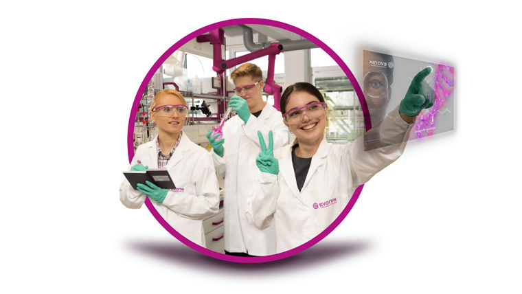 Ein Chemikant und ein Chemielaborant arbeiten in einem Labor bei Evonik.