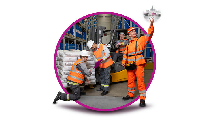 Ein Eisenbahner, eine Fachkraft für Lagerlogistik und ein Fachlagerist arbeiten in einem Lager bei Evonik.
