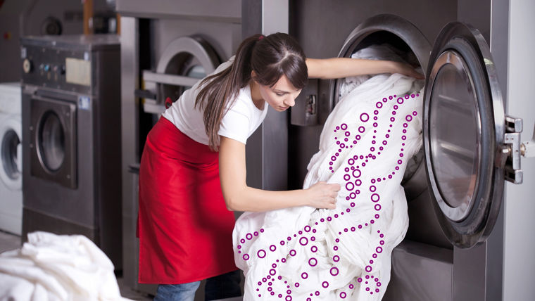 Hydrogen peroxide and peracetic acid for commercial laundry cleaning