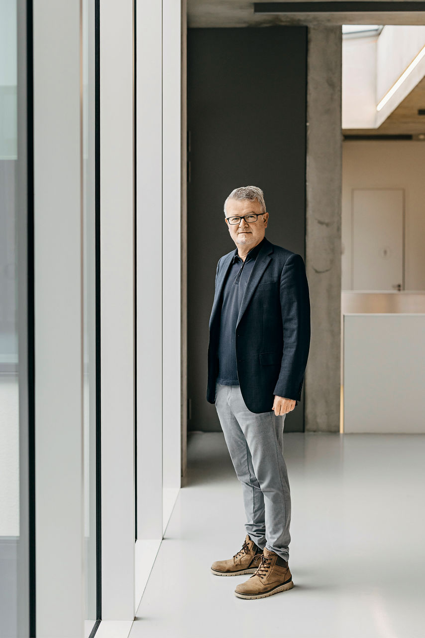 Maximilian Fichtner standing by a window front.