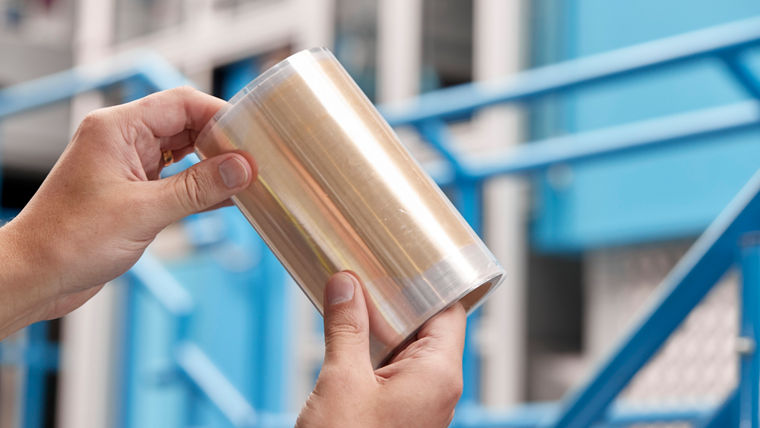 Zwei Hände halten eine Rolle mit der DURAION Membran