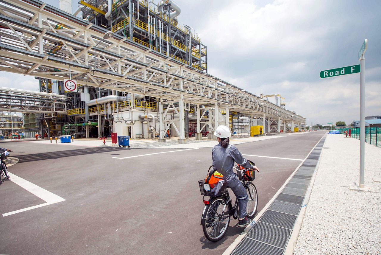 Singapur ist einer von drei Standorten, an denen Evonik Methionin für die Tierernährung produziert – pro Jahr verlassen bis zu 300.000 Tonnen das Werk auf Jurong Island.