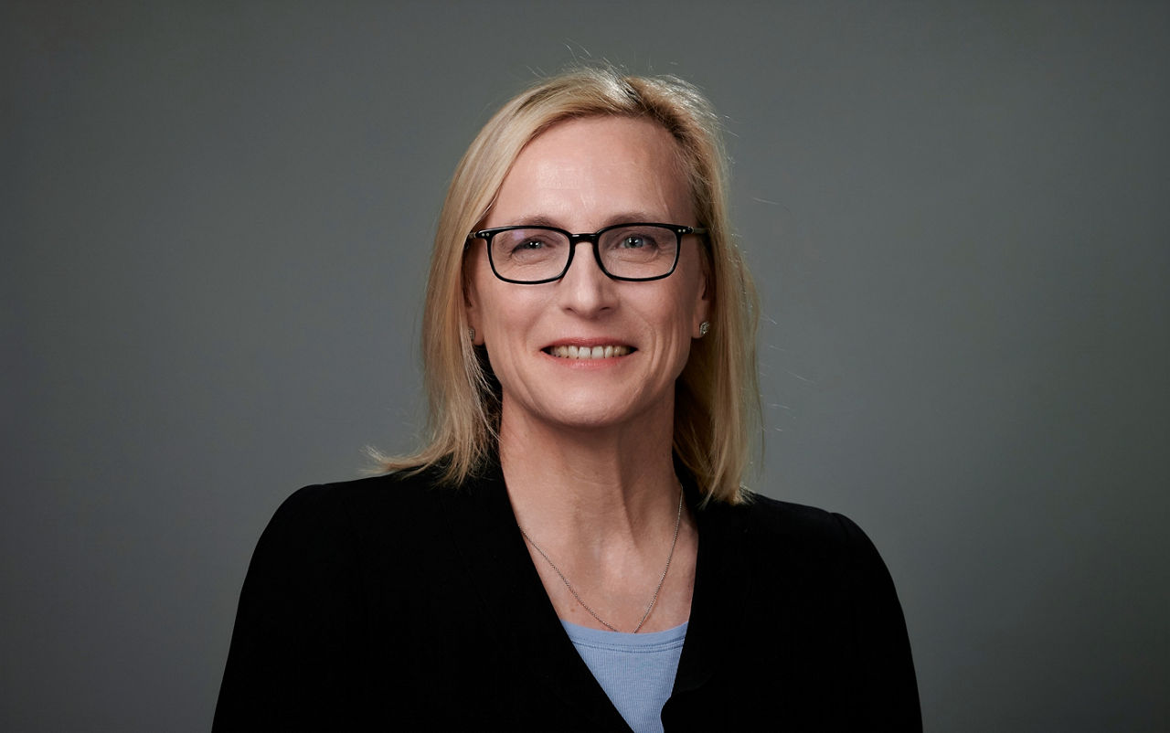 Claudine Mollenkopf
Member of the Executive Board of Evonik Industries AG and head of the Advanced Technologies Segment
She will also be responsible for the Asia Pacific region and the Operation and Supply Chain Excellence
-----
Claudine Mollenkopf
Mitglied des Vorstandes der Evonik Industries AG und Leiterin des Segments Advanced Technologies
Sie verantwortet künftig zudem die Region Asia Pacific und die Operation and Supply Chain Excellence