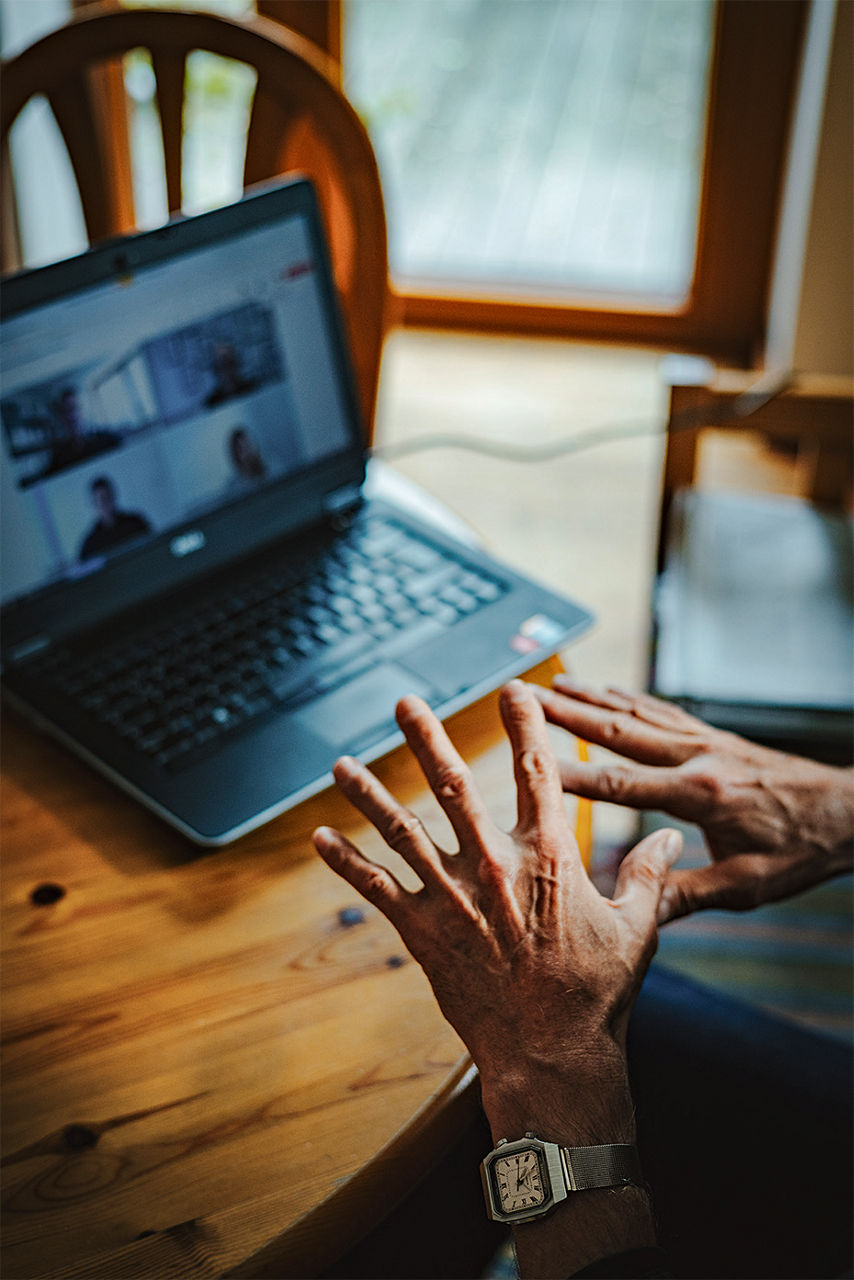 Niko Paechs Hände gestikulieren vor dem Laptop.