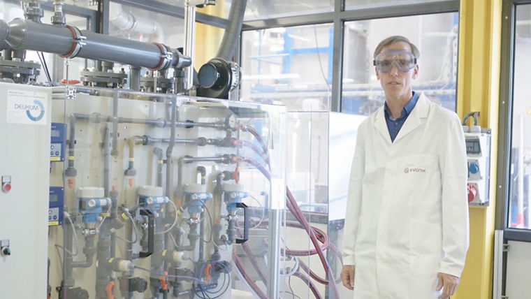 Forscher steht in Pilotanlage