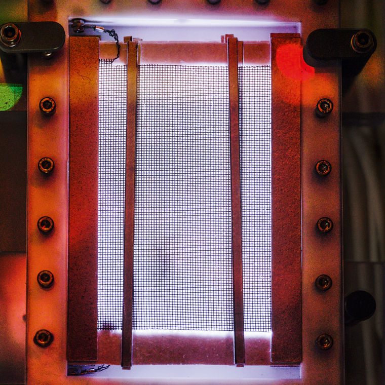 Gezähmtes Plasma: Wenn der Reaktor zündet, breitet sich auf seiner Oberfläche ein sanftes Leuchten aus. Er arbeitet bei einer Temperatur von gerade einmal 30 Grad.