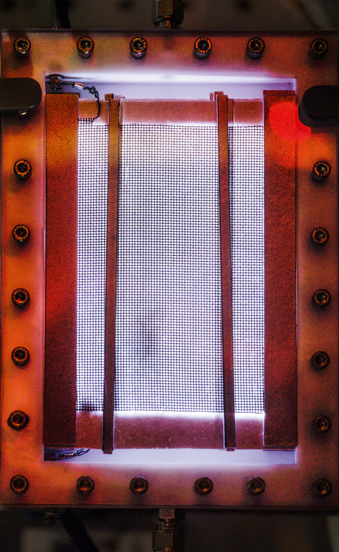 Gezähmtes Plasma: Wenn der Reaktor zündet, breitet sich auf seiner Oberfläche ein sanftes Leuchten aus. Er arbeitet bei einer Temperatur von gerade einmal 30 Grad.