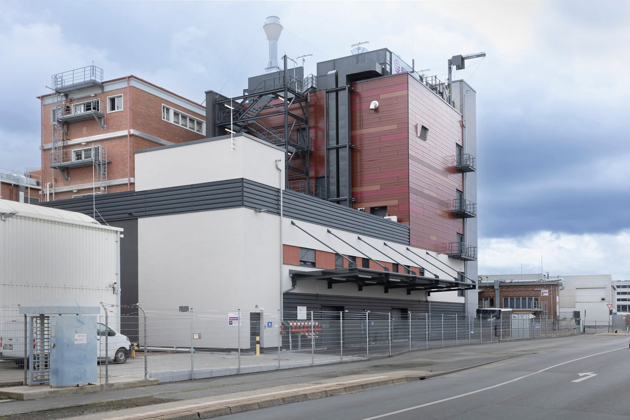 Evonik has officially opened a new facility for drying aqueous dispersions of EUDRAGIT® polymers at its site in Darmstadt, Germany. By expanding production capacities, Evonik is improving supply security and shortening delivery times for EUDRAGIT® polymers.