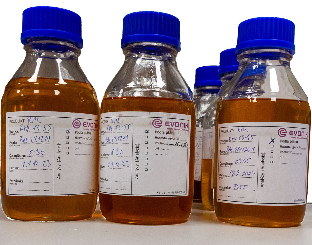 Proben der Rhamnolipide aus dem Evonik-Werk in der Slowakei: Sie enthalten eine Flüssigkeit, die farblich  an flüssigen Honig erinnert.