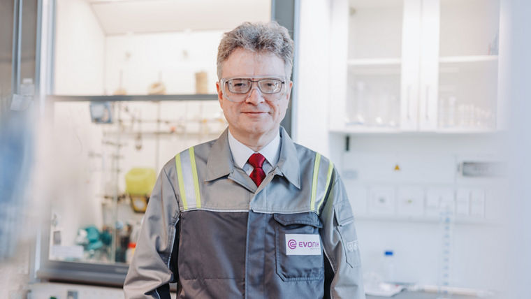 Professor Dr. Robert Franke mit Schutzbrille und Arbeitsjacke in einem Labor.