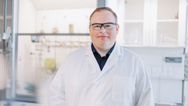 Dr. An­dreas Vorholt, Chemiker und Arbeitsgruppenleiter am Max-Planck-Institut für Chemische Energiekonversion ----Dr. Andreas Vorholt, chemist and working group leader at the Max Planck Institute for Chemical Energy Conversion