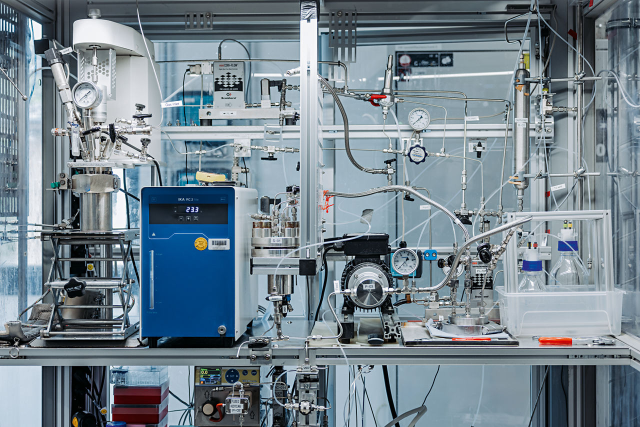 A blue analysis device connected to numerous cables, as well as several pressure gauges.