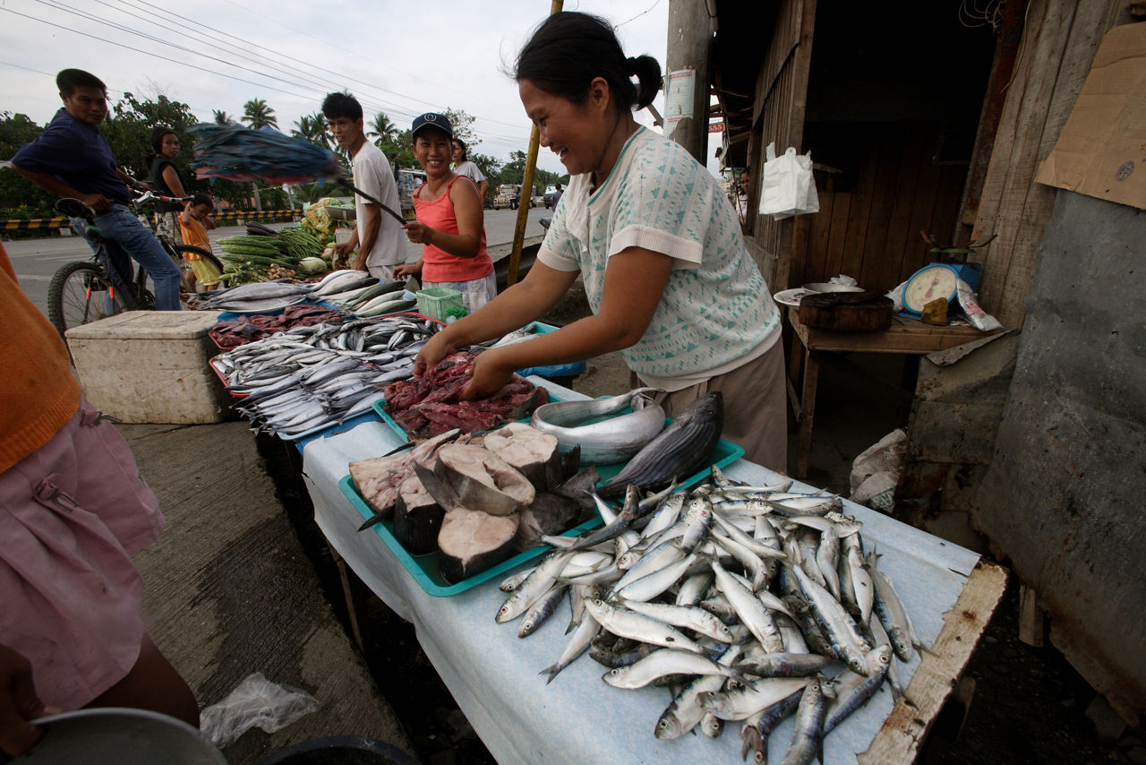 Ein Fisch-Straßenverkäufer in Manila.