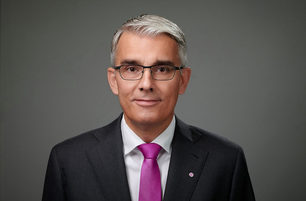 Michael Rauch
Chief Financial Officer of Evonik Industries AG
-----
Michael Rauch
Finanzvorstand der Evonik Industries AG