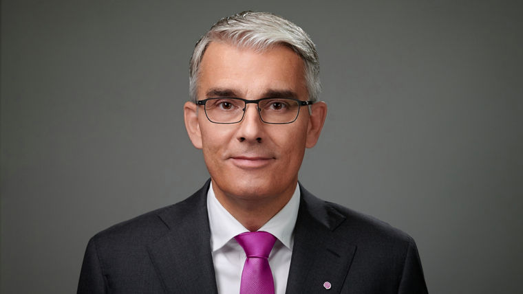Michael Rauch
Chief Financial Officer of Evonik Industries AG
-----
Michael Rauch
Finanzvorstand der Evonik Industries AG