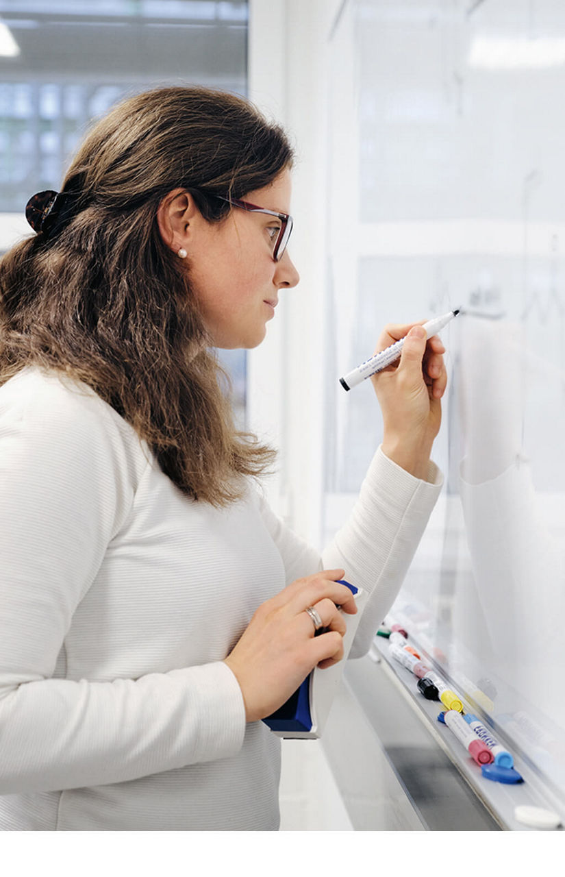 Jutta Malter schreibt etwas an ein White-Board.