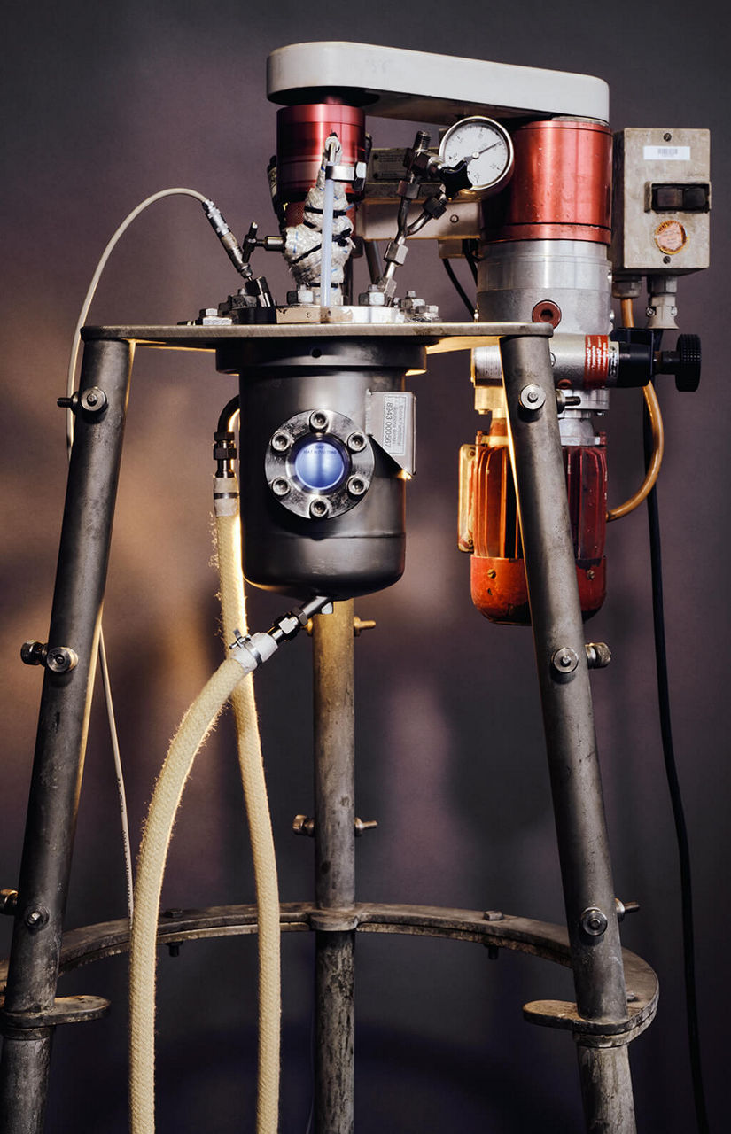 Ein Autoklav mit angeschlossenen Schläuchen.