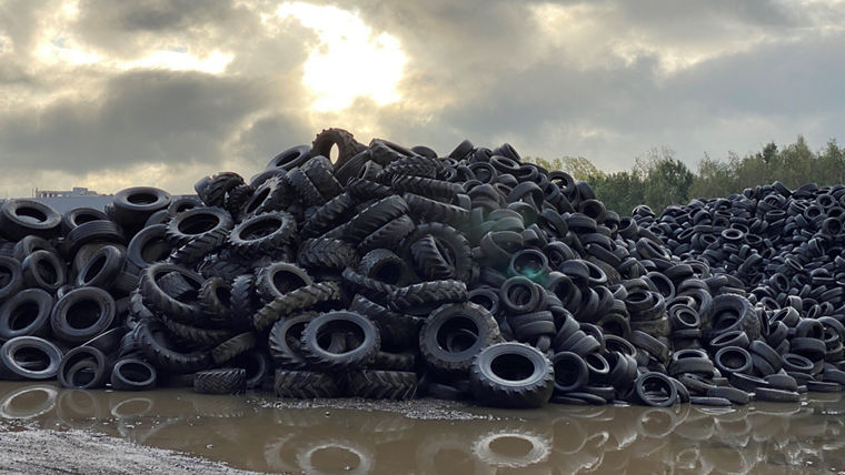 Ein Berg von Altreifen in einer Recyclinganlage