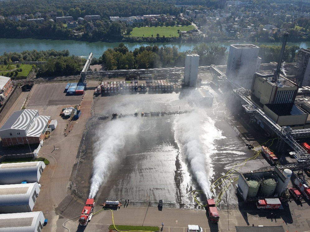 Die Turbolöscher von Evonik (links) und von BASF (rechts) in Aktion auf dem Werksgelände von Evonik in Rheinfelden. Foto: Evonik