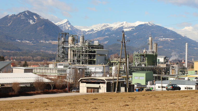 Blick auf das Evonik-Werk in Weißenstein, Österreich. Im Hinergrund sind die Alpen zu sehen.