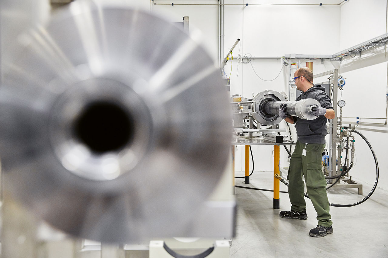Herstellung der Hohlasern für Erdgasmembrane: der Prozess der Herstellung der Hohlfasern von Herstellung über Wicklung, Test und fertigem Produkt.Walter Hemetsberger am Hochdruck Teststand. 