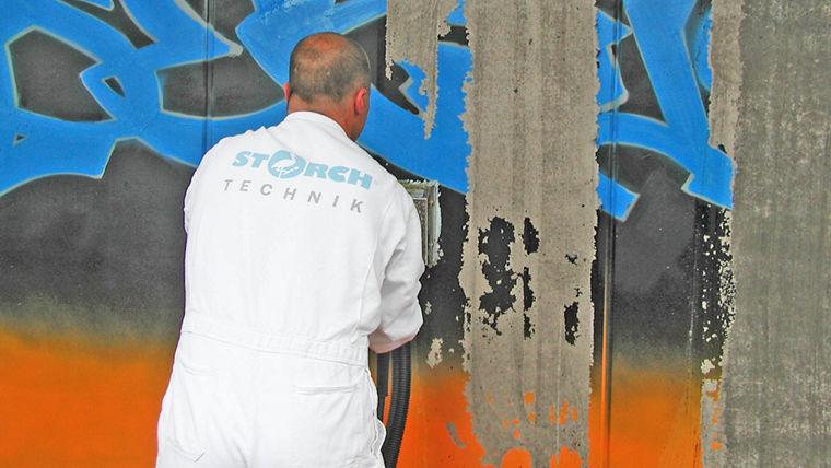 Graffiti-Reinigung an Betonwand