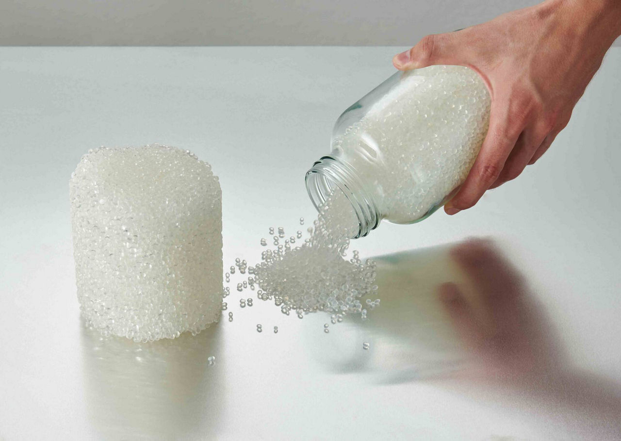 Plastic pellets with and without anticaking aid