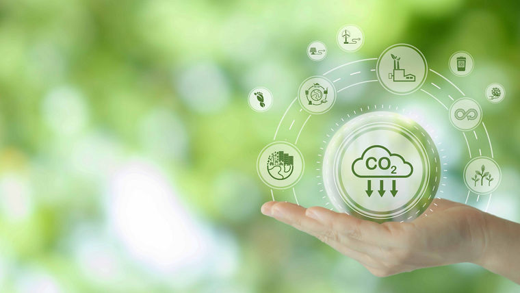 Hand mit Kugel und Symbolen zur Verringerung der CO2-Emissionen, KonzeptHand with sphere and symbols, reduction of CO2 emissions, concept