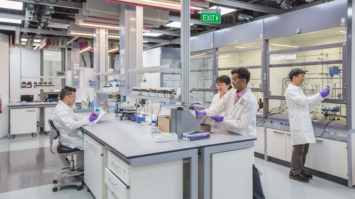 Evonik Asia Research Hub in Singapore

Evonik employees around the world research and develop specialty chemicals products. Quality assurance also takes place in the Group's laboratories.
------
Auf der ganzen Welt forschen und entwickeln Evonik-Mitarbeiter Produkte der Spezialchemie. Auch Qualitätssicherung findet in den Laboren des Konzerns statt.