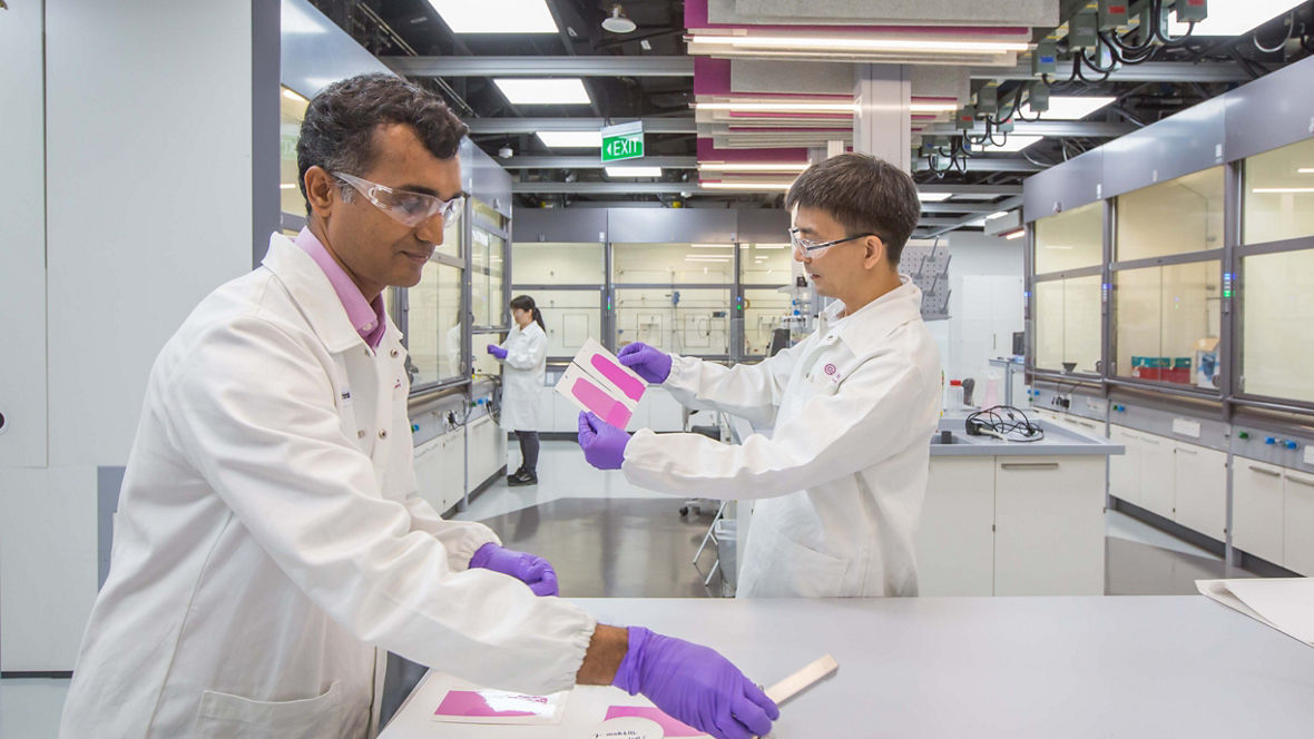 Evonik Asia Research Hub in Singapore

Evonik employees around the world research and develop specialty chemicals products. Quality assurance also takes place in the Group's laboratories.
------
Auf der ganzen Welt forschen und entwickeln Evonik-Mitarbeiter Produkte der Spezialchemie. Auch Qualitätssicherung findet in den Laboren des Konzerns statt.