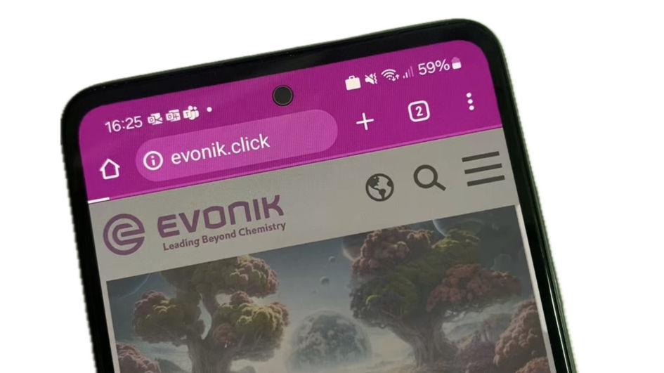 Ein Mobiltelefon zeigt die Evonik-Homepage und die Kurz-URL evonik.click