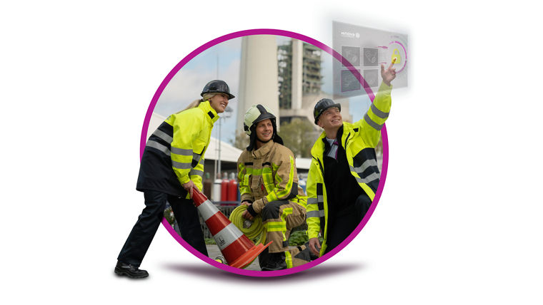Ein Feuerwehrmann, eine Fachkraft für Schutz und Sicherheit und eine Servicekraft für Schutz und Sicherheit arbeiten in einem Werk von Evonik.