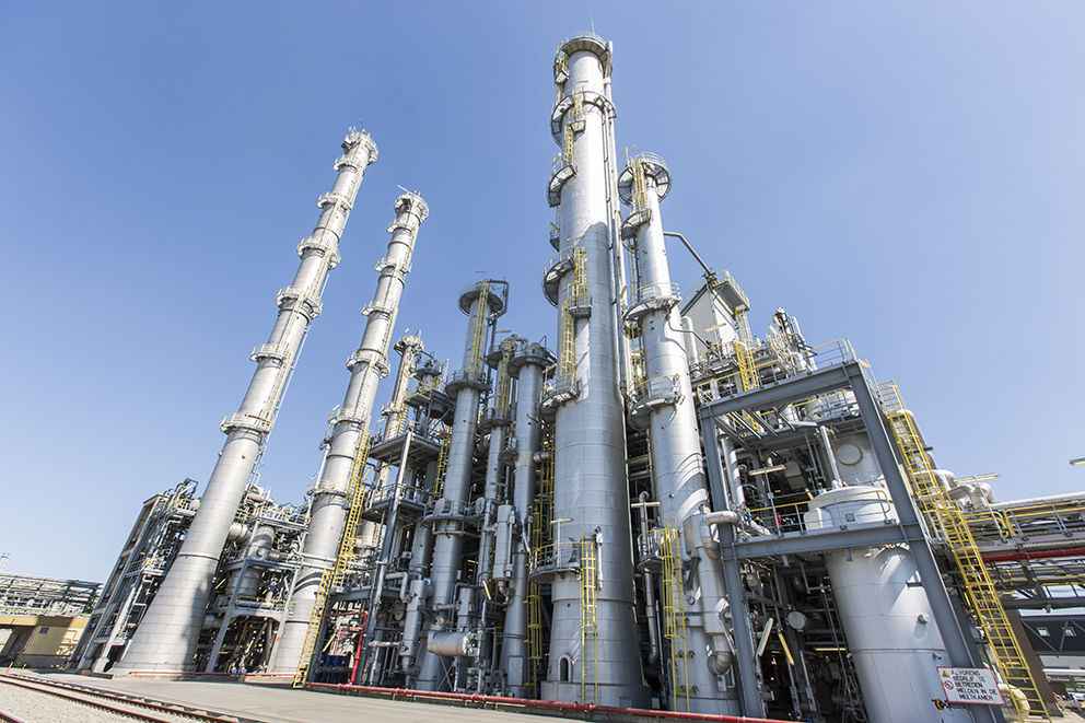 Kolonnen der C4 Anlage von Evonik in Antwerpen.
-----
Evonik's C4 site in Antwerp.