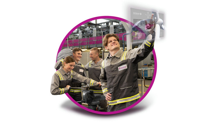 Ein Elektroniker für Automatisierungstechnik, ein Elektroniker für Betriebstechnik, ein Industriemechaniker, ein Mechatroniker und ein Anlagenmechaniker arbeiten in einer Werkstatt bei Evonik.