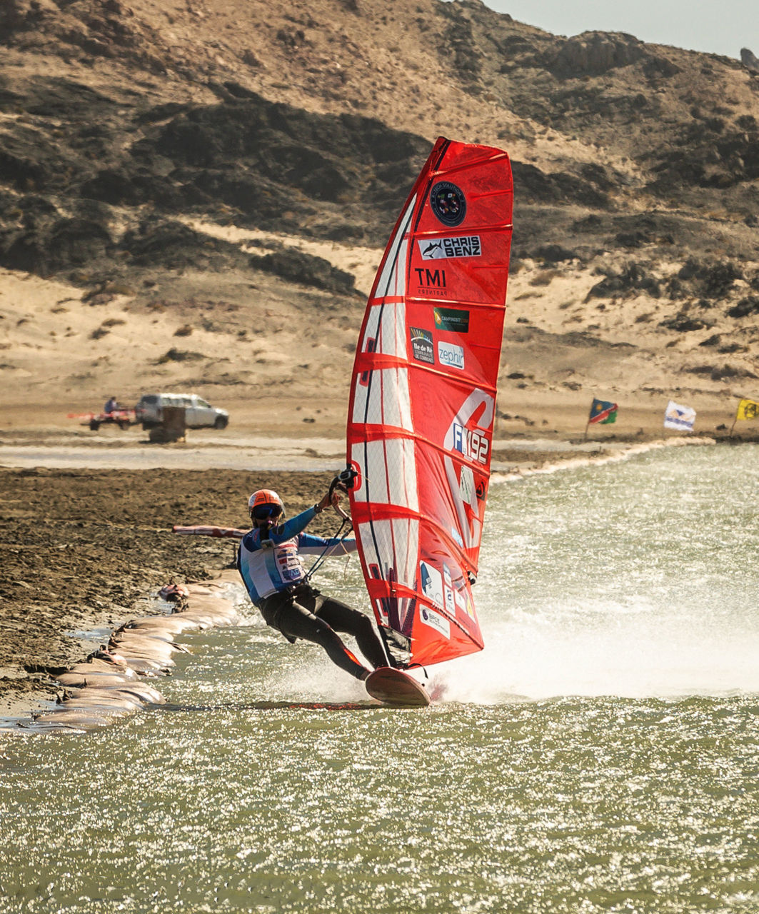 Antoine Albeau beim Surfen. Er fährt auf die Kamera zu.