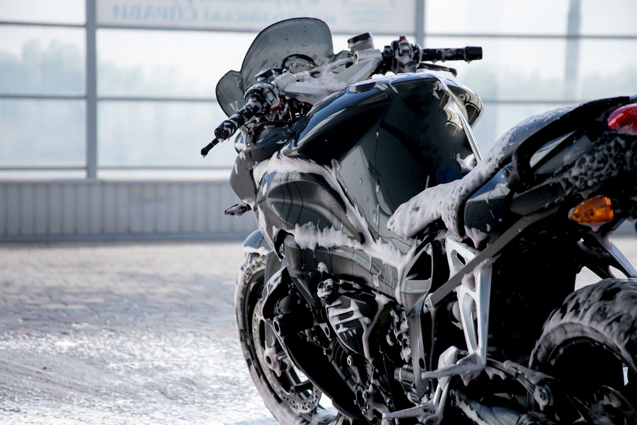 'Washing black motorcycle Reinigung eines schwarzen Motorrades  '