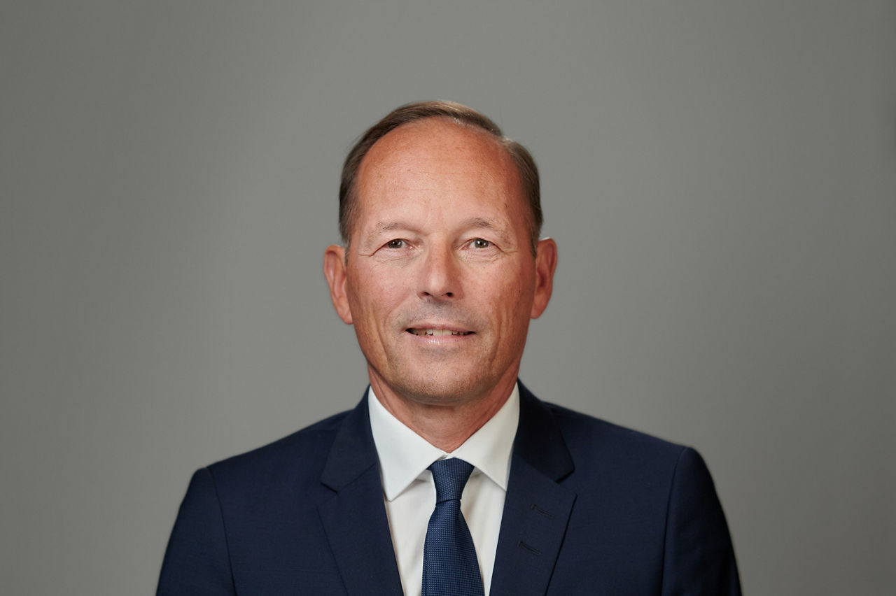Thomas Wessel
Personalvorstand und Arbeitsdirektor der Evonik Industries AG
CHRO
ab 1. April zusätzlich zuständig für Infrastructure inklusive Oxeno (bisher Performance Intermediates) und die neue Funktion NextGen Technologies 
-----
Thomas Wessel
Chief Human Resources Officer and Labor Director of Evonik Industries AG
CHRO
From April 1, also responsible for Infrastructure, including Oxeno (previously Performance Intermediates), and the new function NextGen Technologies