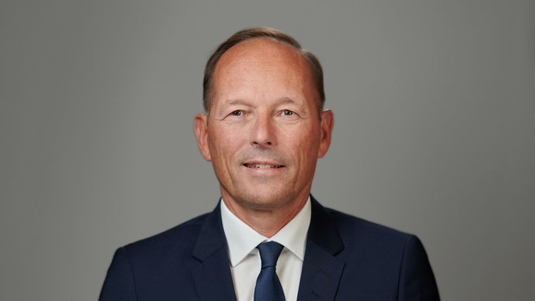Thomas Wessel
Personalvorstand und Arbeitsdirektor der Evonik Industries AG
CHRO
ab 1. April zusätzlich zuständig für Infrastructure inklusive Oxeno (bisher Performance Intermediates) und die neue Funktion NextGen Technologies 
-----
Thomas Wessel
Chief Human Resources Officer and Labor Director of Evonik Industries AG
CHRO
From April 1, also responsible for Infrastructure, including Oxeno (previously Performance Intermediates), and the new function NextGen Technologies