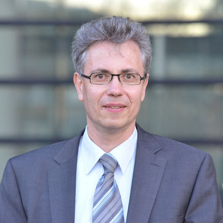 Portraitbild Dr. Andreas Karau