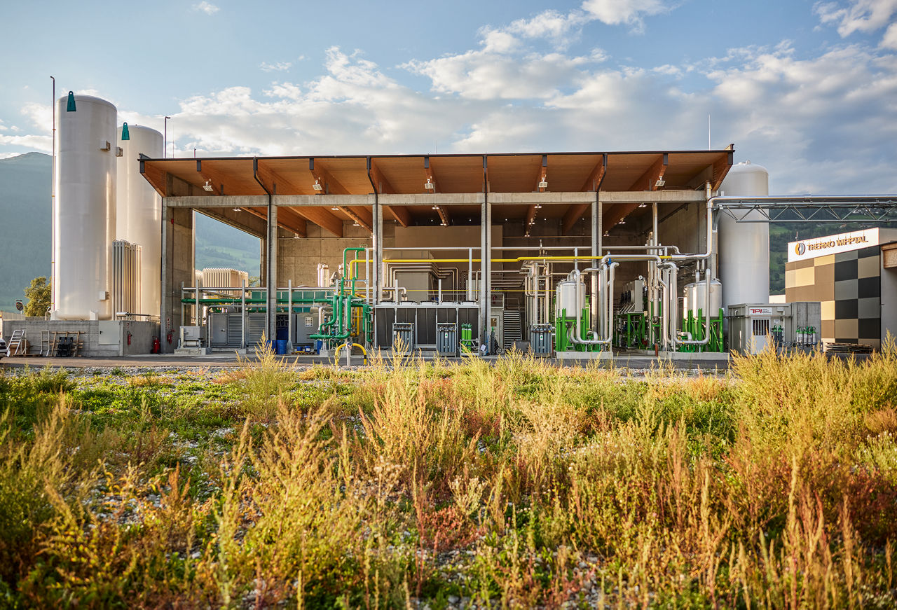Die Biogasanlage in Wipptal produziert jährlich 4.000 Tonnen Biomethan, rund 7.000 Tonnen natürliches Kohlendioxid sowie 30.000 Tonnen Flüssigdünger und 5.000 Tonnen Dünger in Pelletform.