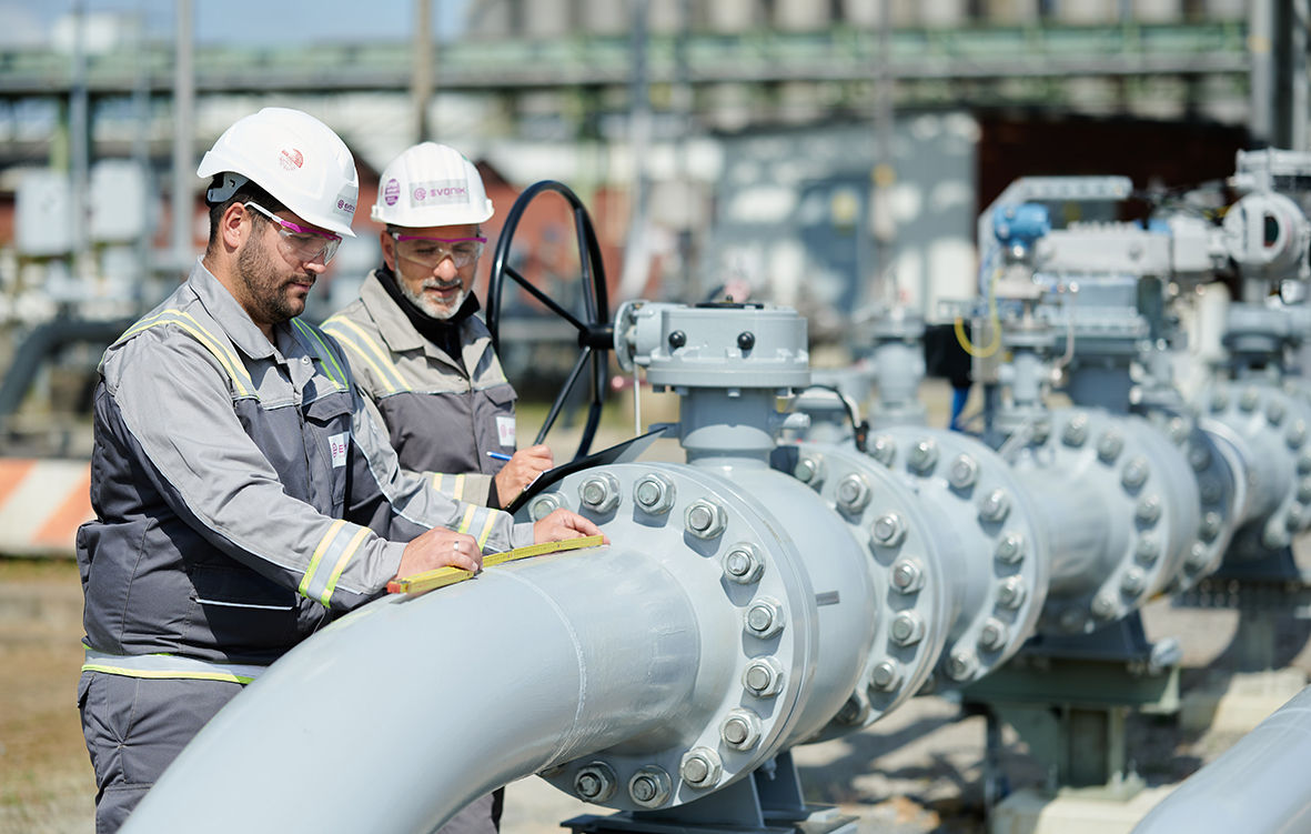 Hydrogen pipeline construction from Legden through the Marl Chemical Park to the refinery site in Gelsenkirchen.
50 km of pipeline was laid. The project has three construction phases.
1. A 40 km natural gas pipeline was converted to hydrogen.
2. A new 3 km section through the chemical park was built. 
3. A new 10 km hydrogen pipeline to the refinery in Gelsenkirchen-Scholven was completed.

The pipeline is part of the GET H2 Nukleus project.
-----
Wasserstoff Pipeline Bau von Legden durch den Chemiepark Marl bis zum Raffineriestandort Gelsenkirchen. 
50 km Rohrleitung wurde verlegt. Das Projekt hat drei Bauphasen. 
1. Eine 40 km lange Erdgasleitung wurde auf Wasserstoff umgestellt.
2. Ein neues 3 km langes Teilstück durch den Chemiepark wurde gebaut. 
3. Eine neue 10 km lange Wasserstoffleitung nach Gelsenkirchen-Scholven zur Raffinerie wurde fertiggestellt.

Die Rohrleitung ist Bestandteil des Projekts GET H2 Nukleus