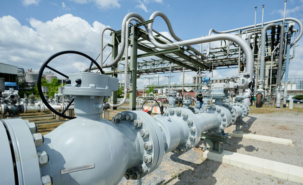 Hydrogen pipeline construction from Legden through the Marl Chemical Park to the refinery site in Gelsenkirchen.
50 km of pipeline was laid. The project has three construction phases.
1. A 40 km natural gas pipeline was converted to hydrogen.
2. A new 3 km section through the chemical park was built. 
3. A new 10 km hydrogen pipeline to the refinery in Gelsenkirchen-Scholven was completed.

The pipeline is part of the GET H2 Nukleus project.
-----
Wasserstoff Pipeline Bau von Legden durch den Chemiepark Marl bis zum Raffineriestandort Gelsenkirchen. 
50 km Rohrleitung wurde verlegt. Das Projekt hat drei Bauphasen. 
1. Eine 40 km lange Erdgasleitung wurde auf Wasserstoff umgestellt.
2. Ein neues 3 km langes Teilstück durch den Chemiepark wurde gebaut. 
3. Eine neue 10 km lange Wasserstoffleitung nach Gelsenkirchen-Scholven zur Raffinerie wurde fertiggestellt.

Die Rohrleitung ist Bestandteil des Projekts GET H2 Nukleus