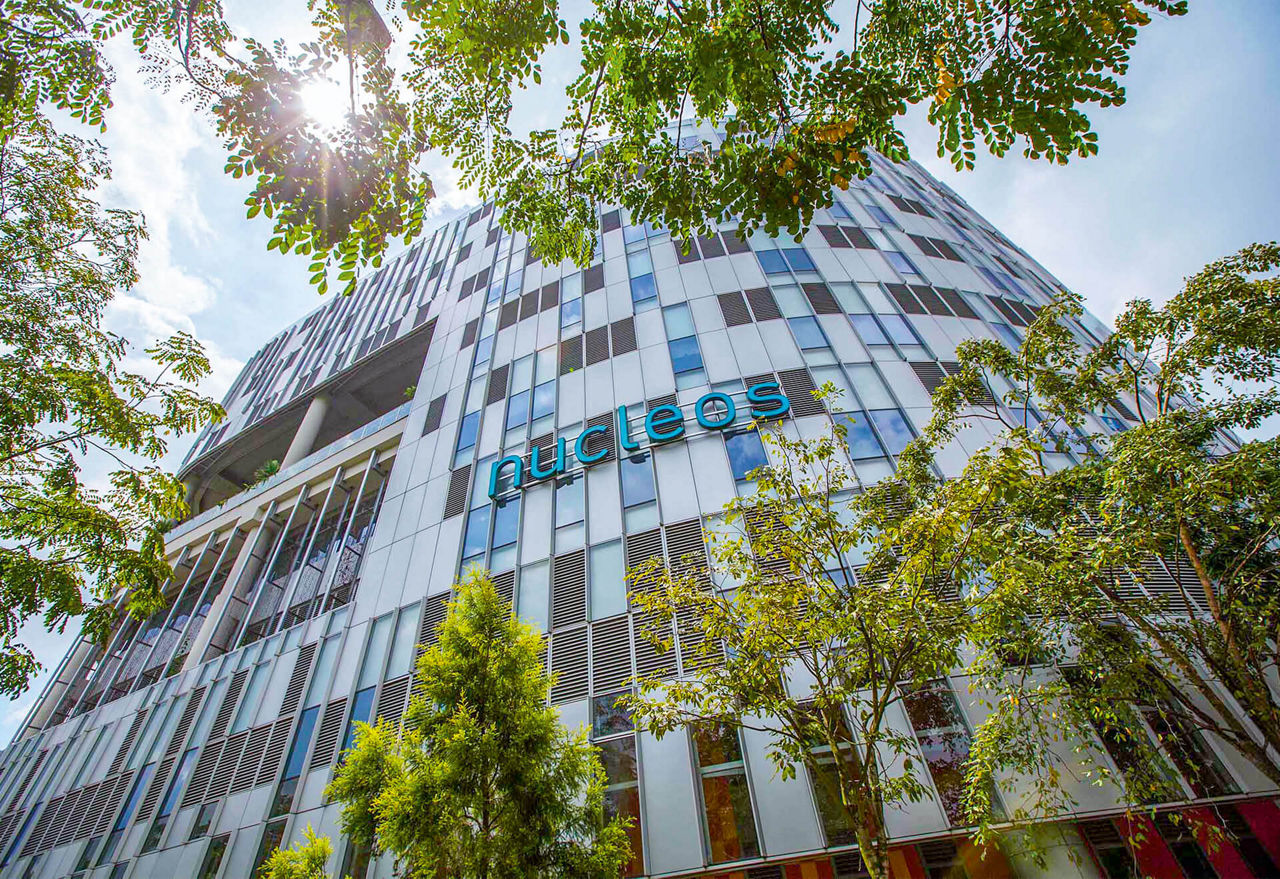 Blick auf die abgerundete Fassade des Biopolis.