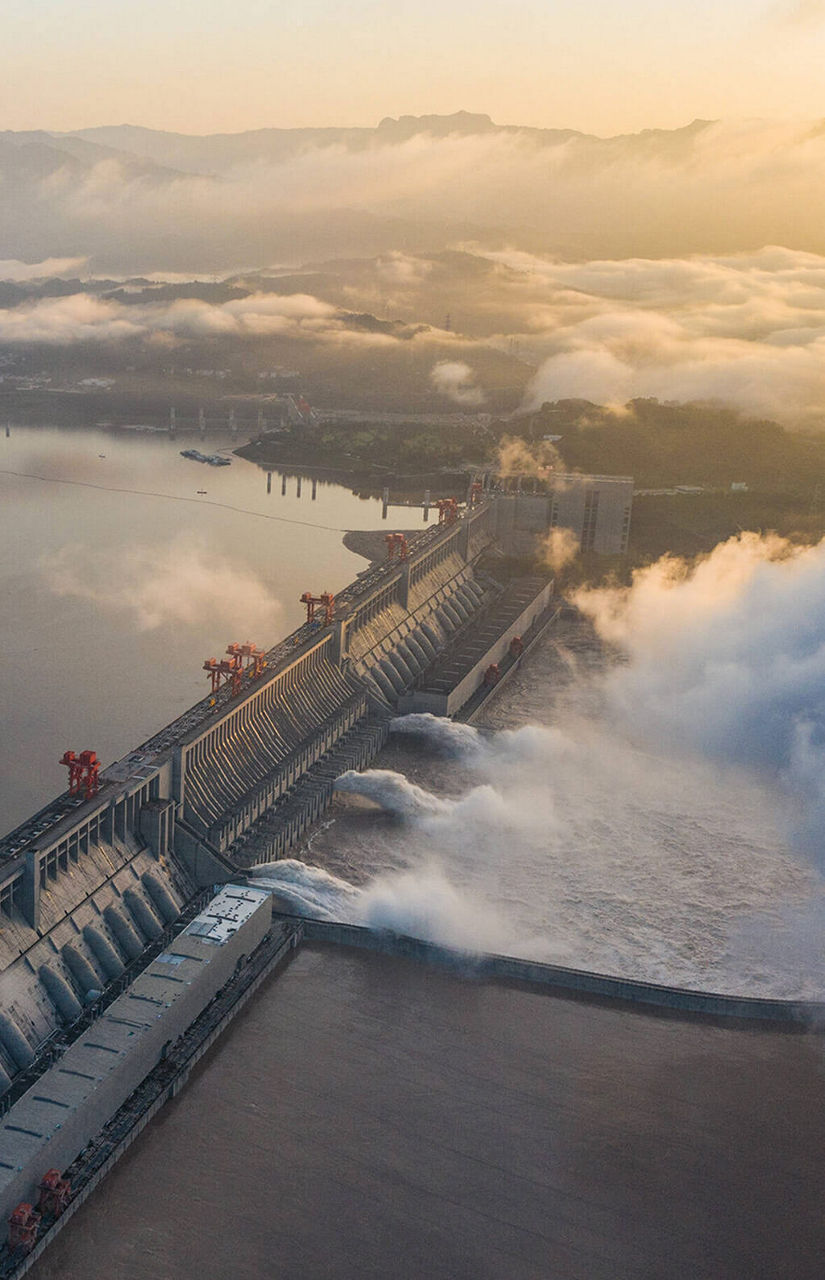 Luftbild vom Drei-Schluchten-Staudamm in Betrieb.