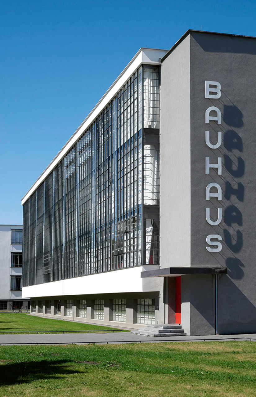 Blick auf die Fassade des Bauhaus-Gebäudes in Dessau.