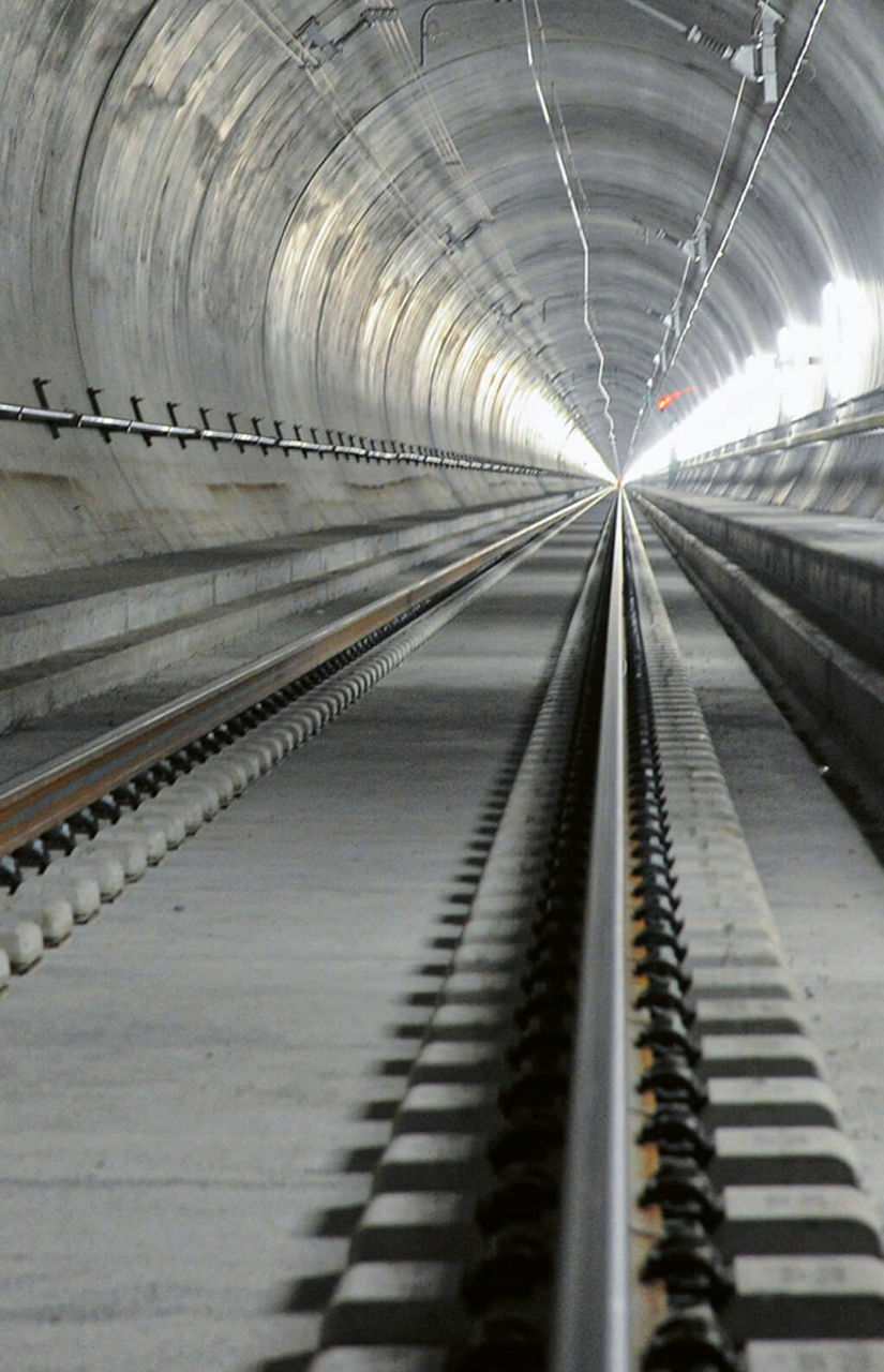 Blick in Bodenhöhe in den Gotthard-Tunnel. Das Ende ist nicht zu sehen.