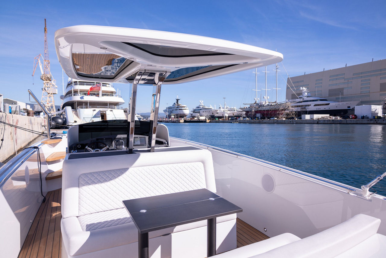 Das Dach einer Motoryacht- Darin enthalten große Fenster.